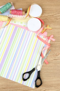 Kağıt scrapbooking ve ahşap masa üstünde alet