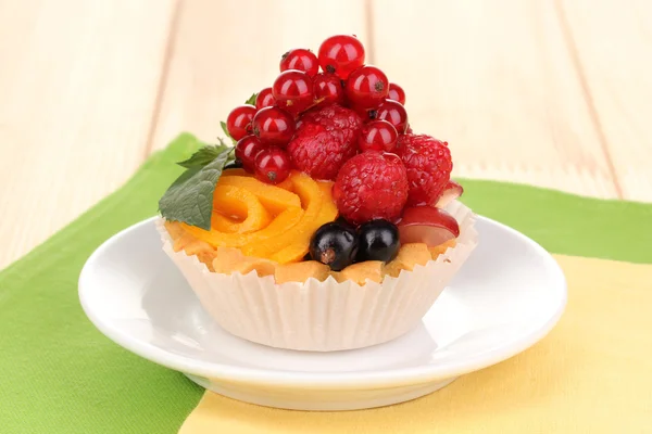 水果和浆果木桌上的香味蛋糕 — 图库照片