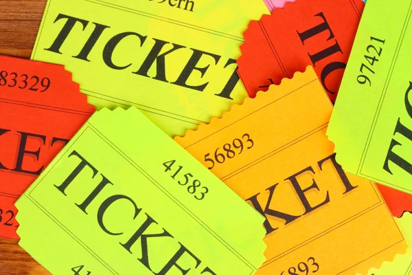 Kleurrijke tickets op houten achtergrond close-up — Stockfoto