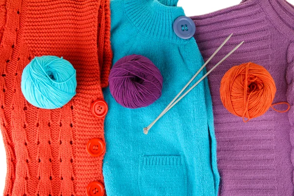 Camisolas de lã coloridas e bolas de lã close-up — Fotografia de Stock
