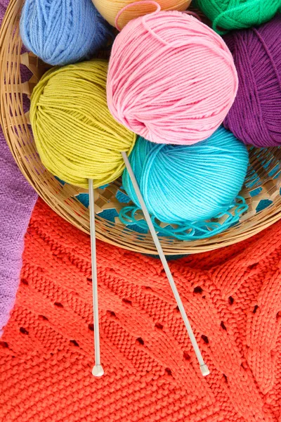 Colorful wool sweaters and balls of wool close-up — Stock Photo, Image