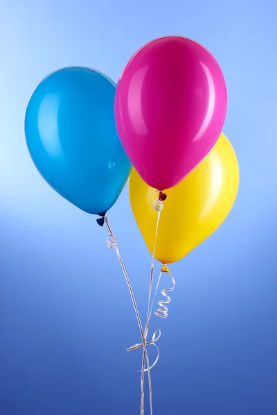 Drie kleurrijke ballonnen op blauwe achtergrond — Stockfoto