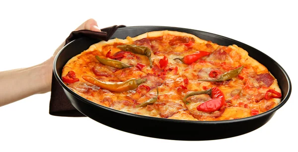 Ręka trzyma pizzy pepperoni w patelni na białym tle — Zdjęcie stockowe