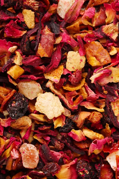 Aromatiska torr te med frukt och kronblad, närbild — Stockfoto