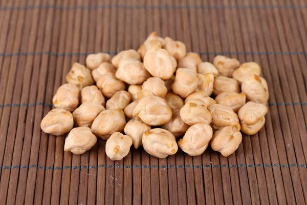 White chickpeas on color background — Stock Photo, Image