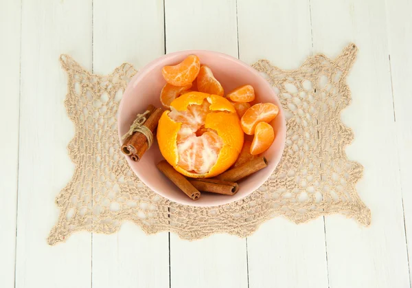 Sabrosas mandarinas en tazón de color sobre fondo claro — Foto de Stock