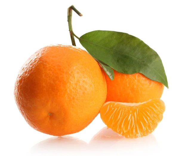 Rijpe zoete tangerine met blad, geïsoleerd op wit — Stockfoto