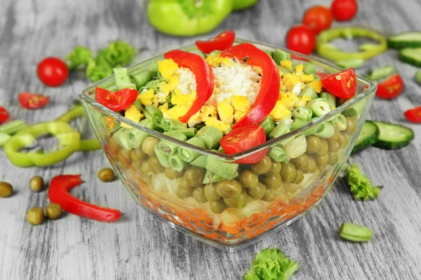 Smakrik sallad med färska grönsaker på träbord — Stockfoto