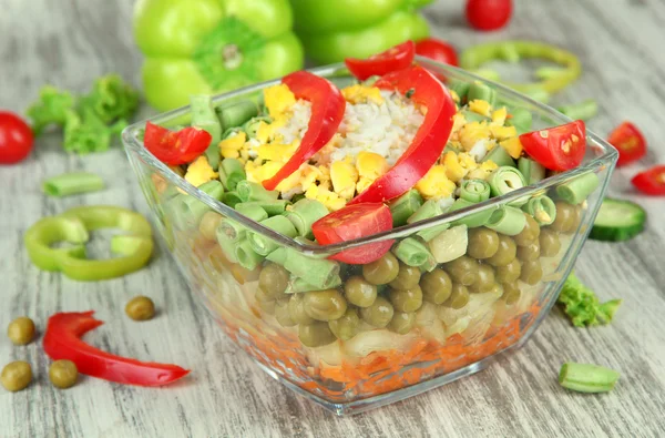 Smakelijke Salade met verse groenten op houten tafel — Stockfoto