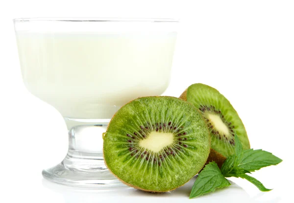 Heerlijke yoghurt met fruit geïsoleerd op wit — Stockfoto