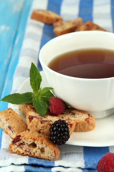 クッキーとテーブルのクローズ アップの漿果を持つお茶のカップ — ストック写真