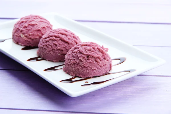 Delizioso gelato sul piatto primo piano sul tavolo — Foto Stock