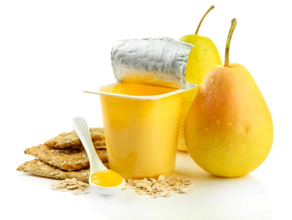 Yogurt saporito in bicchiere di plastica aperto, biscotti e frutta, isolato su bianco — Foto Stock