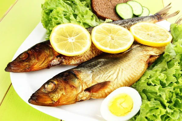 Rökt fisk på plattan på nära håll — Stockfoto