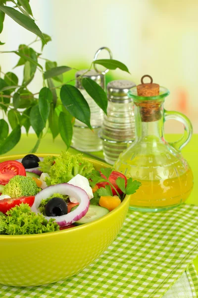 Griechischer Salat auf Teller auf Tisch auf hellem Hintergrund — Stockfoto