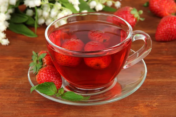 Delicioso té de fresa en primer plano de la mesa — Foto de Stock