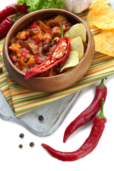 Chili Corn Carne - comida mexicana tradicional, em tigela de madeira, em guardanapo, isolado em branco — Fotografia de Stock