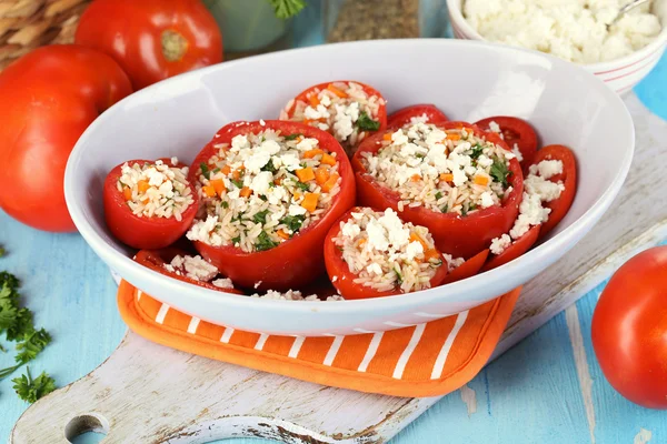 Tomates rellenos en tazón sobre mesa de madera de cerca — Foto de Stock