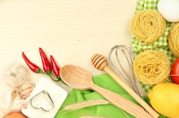 Concetto di cucina. Negozi alimentari sul tavolo di legno — Foto Stock