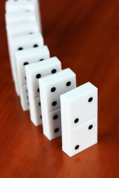 Dominot puupohjalla — kuvapankkivalokuva