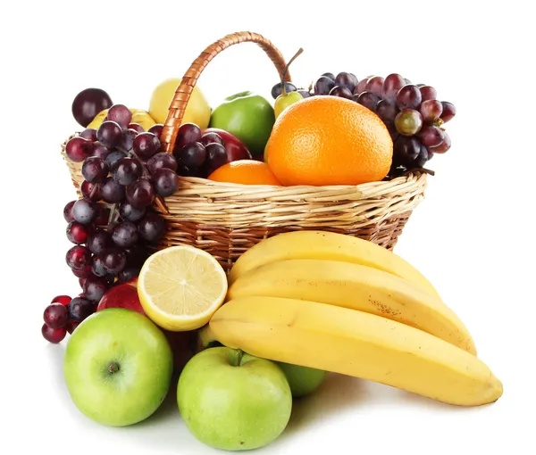 Composição de diferentes frutos com cesta isolada sobre branco — Fotografia de Stock