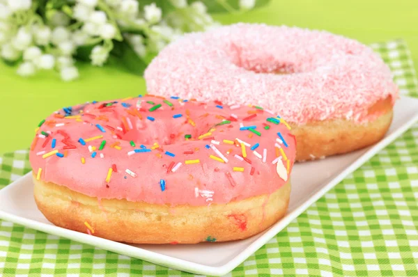 Süße Donuts auf dem Tisch in Großaufnahme — Stockfoto