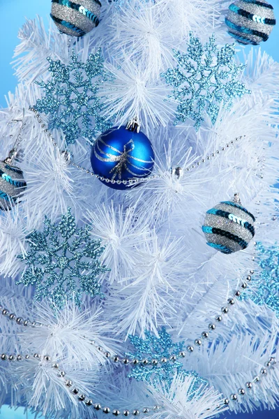 Weißer Weihnachtsbaum auf blauem Hintergrund — Stockfoto