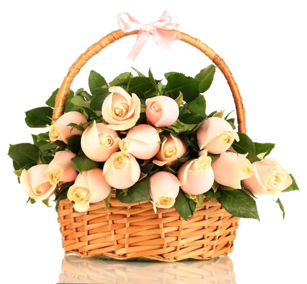 Schöner Strauß Rosen im Korb, isoliert auf weiß — Stockfoto