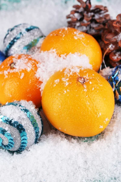 Jul tangeriner och jul leksaker på träbord på snö — Stockfoto