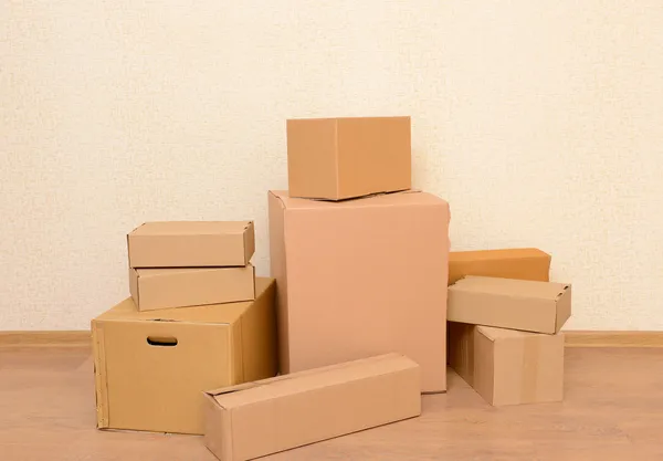 Empty room with stack of cartons: moving house concept — Stock Photo, Image