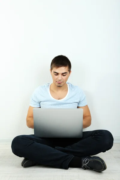 Tipo sentado en el suelo en la habitación — Foto de Stock