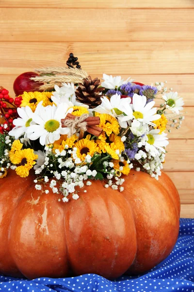 Composição de outono bonita na abóbora na mesa no fundo de madeira — Fotografia de Stock