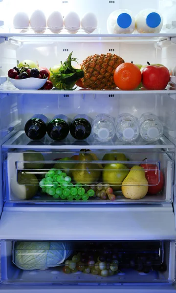 Réfrigérateur plein de nourriture — Photo
