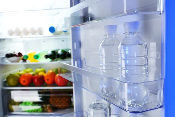 Refrigerador lleno de comida —  Fotos de Stock