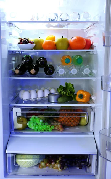 Refrigerador lleno de comida —  Fotos de Stock