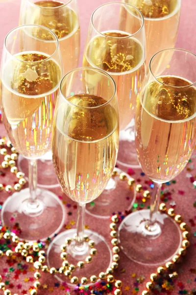 Parlak zemin üzerine şampanya ile gözlük — Stok fotoğraf