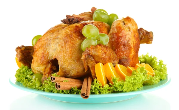 Whole roasted chicken with lettuce, grapes, oranges and spices on blue plate isolated on white — Stock Photo, Image