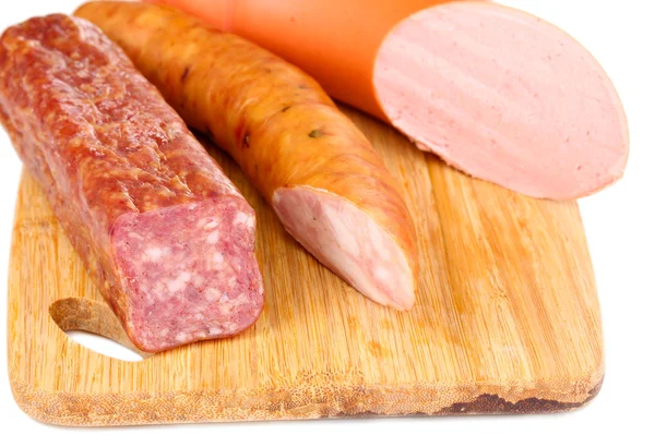 Вкусная колбаса на мелкой доске крупным планом — стоковое фото