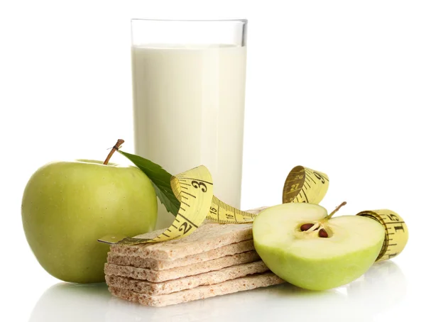 Verre de kéfir, pommes vertes, pains croustillants et ruban à mesurer isolé sur blanc — Photo