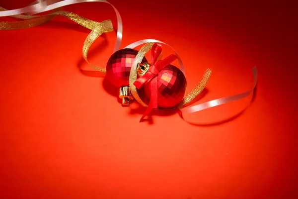 Schöne helle Weihnachtskugeln auf rotem Hintergrund — Stockfoto