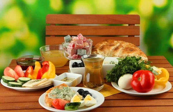 Desayuno turco tradicional en la mesa sobre fondo brillante —  Fotos de Stock