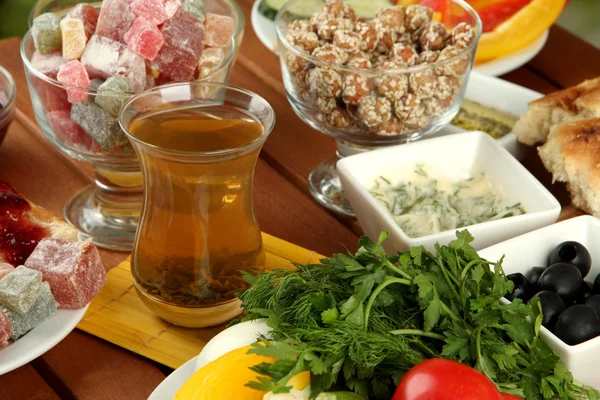 Traditionelles türkisches Frühstück auf dem Tisch aus nächster Nähe — Stockfoto