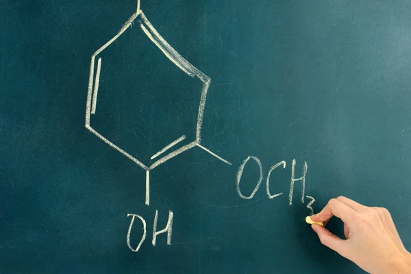 Fórmula de estrutura química escrita em quadro negro com giz . — Fotografia de Stock