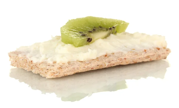 チーズとキウイ、白で隔離されるクリスプブレッド — ストック写真