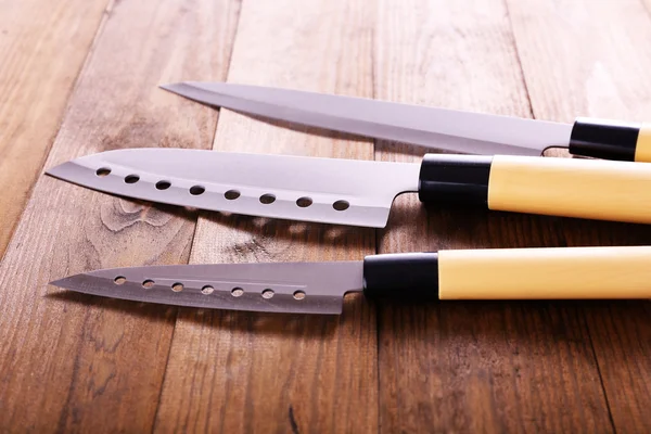 Cuchillos de cocina sobre fondo de madera — Foto de Stock