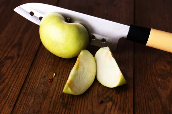 Faca de cozinha e maçã verde, no fundo de madeira — Fotografia de Stock