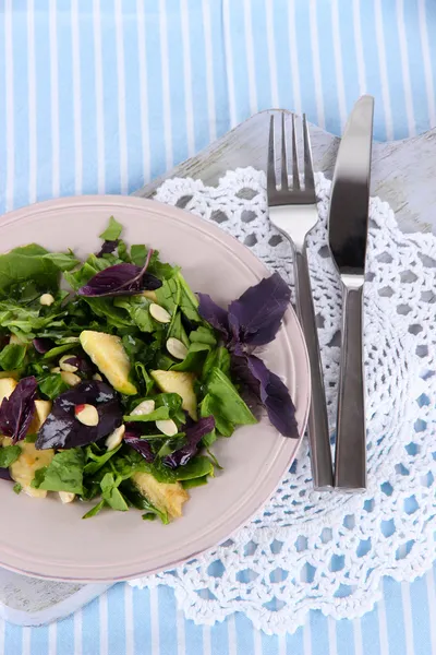 Peçete üzerinde plaka üzerinde hafif salata — Stok fotoğraf