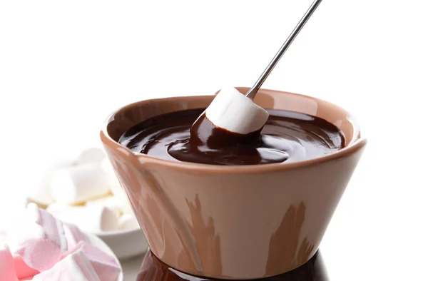 Fondue de chocolate com doces de marshmallow, isolado em branco — Fotografia de Stock