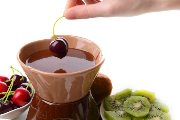 Chokladfondue med skivade frukter, isolerad på vit — Stockfoto