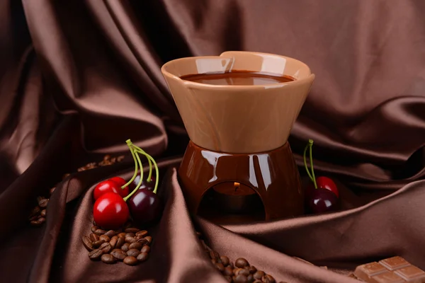 Chocolate fondue with fruits, on brown background — Stock Photo, Image